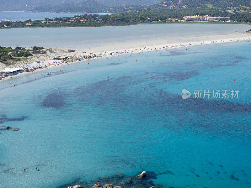 令人惊叹的鸟瞰图海湾的海滩港，时间Ama, Serr' re Morus。撒丁岛海是意大利最美丽的海之一。夏天的时间